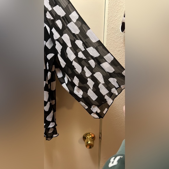 🌟 Flowy Avenue Blouse 🌟 Price Reduced!🔥 - Picture 4 of 6